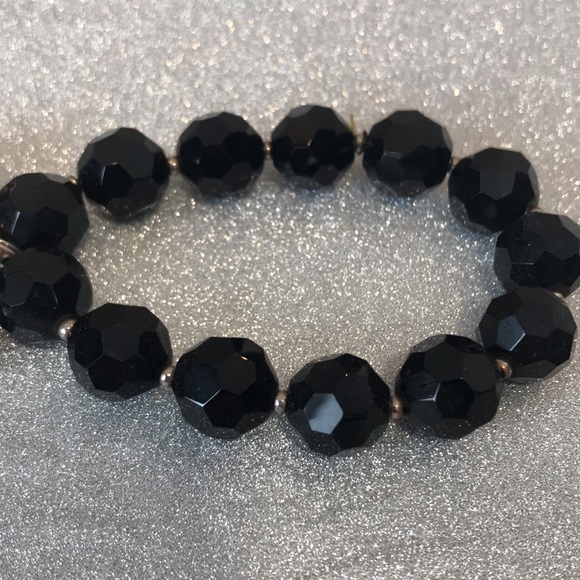Black stretch bracelet with sparkle heart charm. - Picture 3 of 4